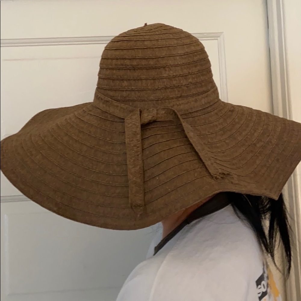 NEVER WORN. Sun Hat with bow detail